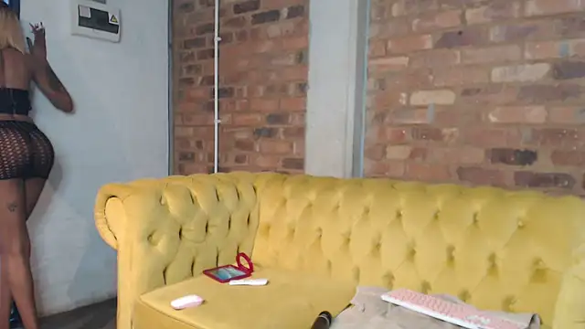 Snapshot of Kylie_Hairy_Bbc chatting on 18, 9, 2025 Kylie Hairy Bbc online show from 18, 9, 2025