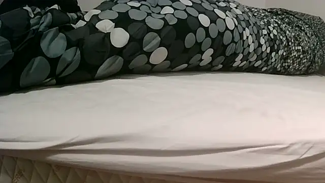 Snapshot of robertone80 chatting on 28, 2, 2025 robertone80 online show from 28, 2, 2025