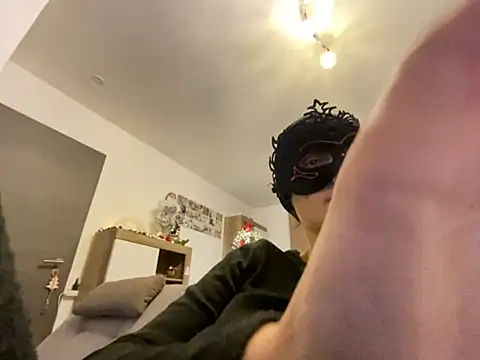 Marilou1983 online show from 2, 12, 2025