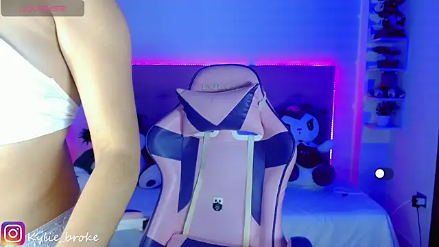 Snapshot of Kylie_brokee chatting on 4, 2, 2025 Kylie brokee online show from 4, 2, 2025