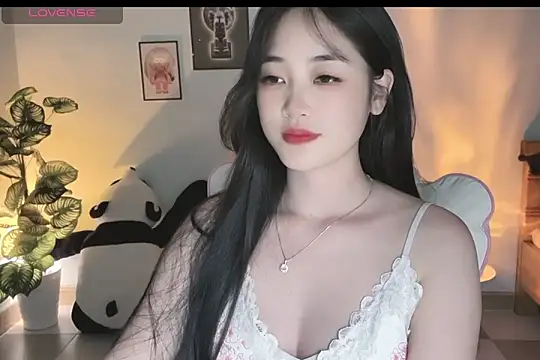 Snapshot of _Aimy_ chatting on 8, 9, 2025 Aimy online show from 8, 9, 2025
