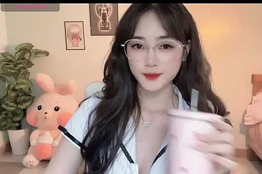 Snapshot of _Aimy_ chatting on 12, 10, 2025 Aimy online show from 12, 10, 2025