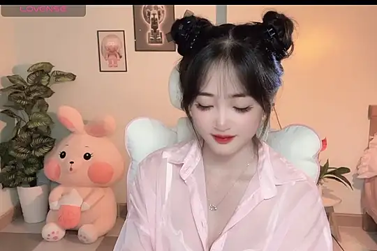 Snapshot of _Aimy_ chatting on 17, 10, 2025 Aimy online show from 17, 10, 2025