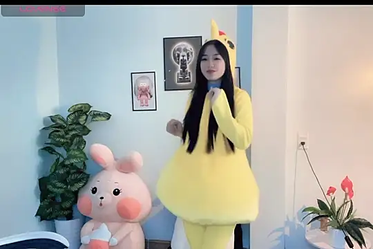 Snapshot of _Aimy_ chatting on 12, 11, 2025 Aimy online show from 12, 11, 2025