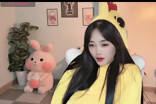 Snapshot of _Aimy_ chatting on 12, 11, 2025 Aimy online show from 12, 11, 2025