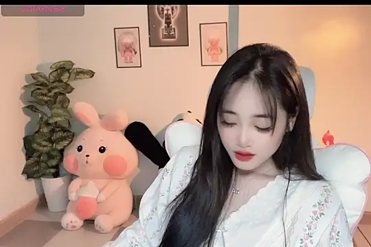 Snapshot of _Aimy_ chatting on 22, 11, 2025 Aimy online show from 22, 11, 2025