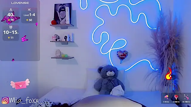 Mia foxx  online show from 13, 3, 2025