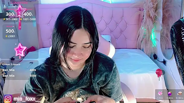 Mia foxx  online show from 5, 10, 2025