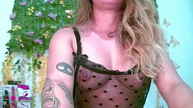 Snapshot of Crysrus chatting on 8, 4, 2026 Crysrus online show from 8, 4, 2026