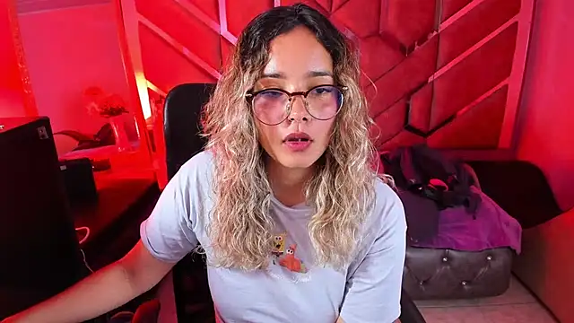 Snapshot of Olivia_Fox69 chatting on 15, 11, 2025 Olivia Fox69 online show from 15, 11, 2025