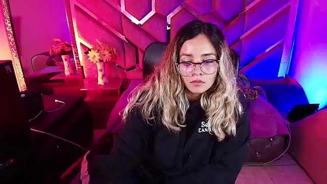 Snapshot of Olivia_Fox69 chatting on 21, 11, 2025 Olivia Fox69 online show from 21, 11, 2025