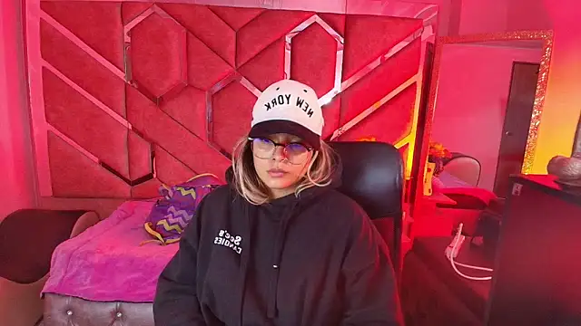 Snapshot of Olivia_Fox69 chatting on 14, 12, 2025 Olivia Fox69 online show from 14, 12, 2025