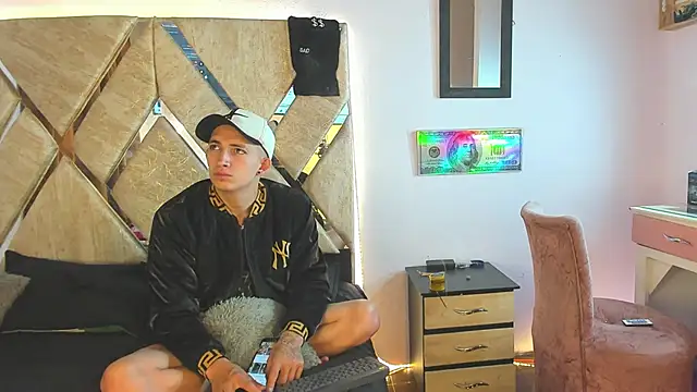 Snapshot of parejacaliente20154 chatting on 12, 11, 2025 parejacaliente20154 online show from 12, 11, 2025