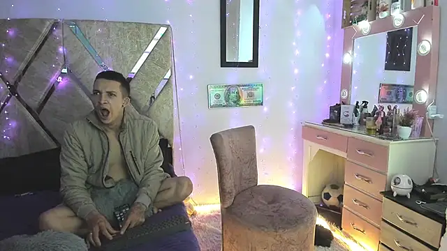 Snapshot of parejacaliente20154 chatting on 24, 11, 2025 parejacaliente20154 online show from 24, 11, 2025