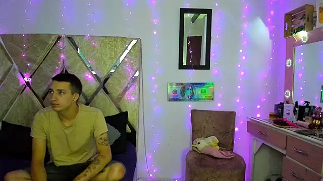 Snapshot of parejacaliente20154 chatting on 1, 12, 2025 parejacaliente20154 online show from 1, 12, 2025