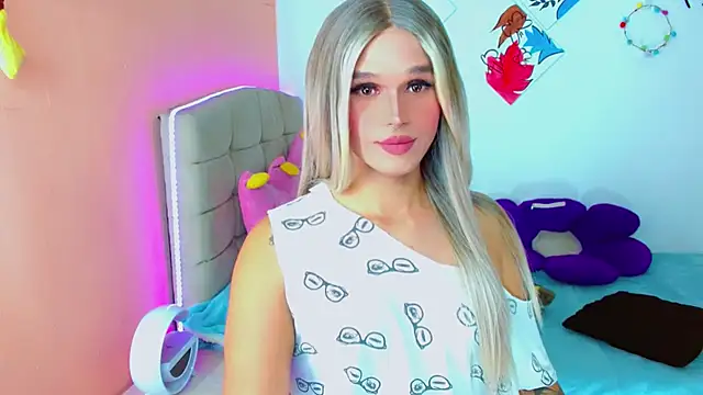 Snapshot of TaylorMon chatting on 14, 10, 2025 TaylorMon online show from 14, 10, 2025