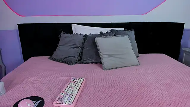 Julieta Cortes   online show from 1, 12, 2025