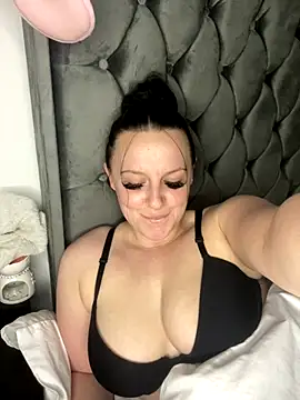 Snapshot of riri_bstvx chatting on 14, 10, 2025 riri bstvx online show from 14, 10, 2025