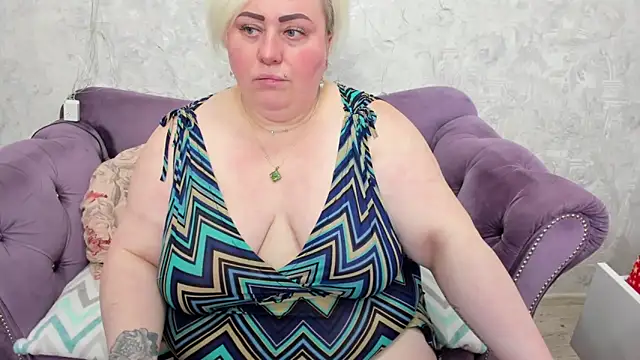 Snapshot of fashiona chatting on 15, 1, 2025 fashiona online show from 15, 1, 2025