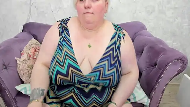 Snapshot of fashiona chatting on 11, 2, 2025 fashiona online show from 11, 2, 2025