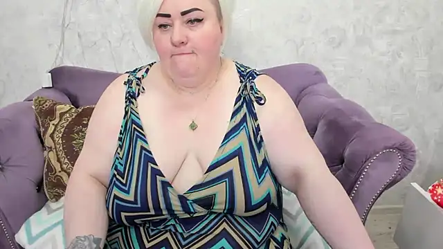 Snapshot of fashiona chatting on 1, 3, 2025 fashiona online show from 1, 3, 2025