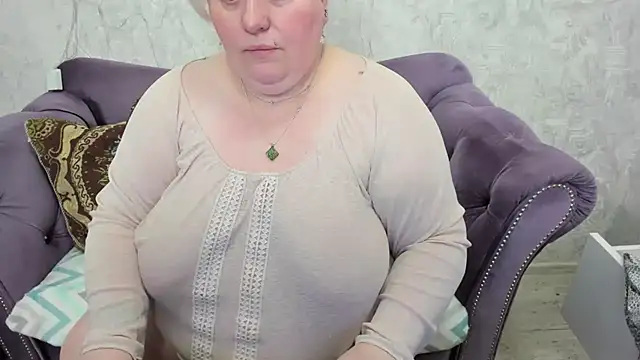 Snapshot of fashiona chatting on 4, 3, 2025 fashiona online show from 4, 3, 2025