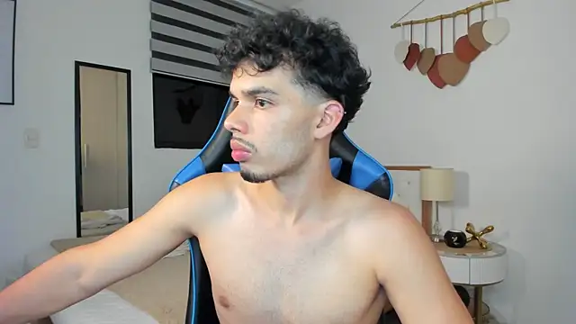 Snapshot of mateoleonee chatting on 25, 2, 2025 mateoleonee online show from 25, 2, 2025