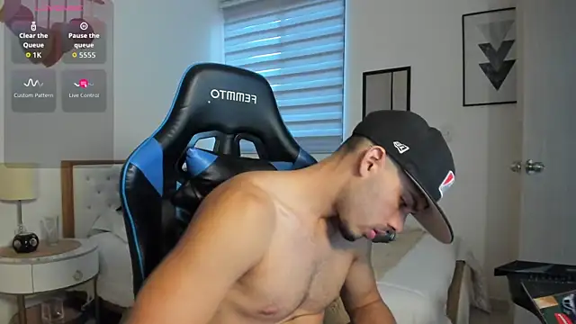 Snapshot of mateoleonee chatting on 3, 10, 2025 mateoleonee online show from 3, 10, 2025