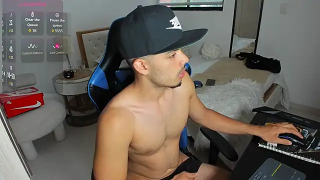 Snapshot of mateoleonee chatting on 11, 10, 2025 mateoleonee online show from 11, 10, 2025