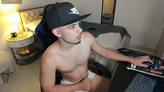 Snapshot of mateoleonee chatting on 18, 10, 2025 mateoleonee online show from 18, 10, 2025