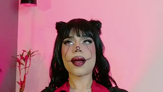 Snapshot of LucyGiraldo chatting on 1, 11, 2025 LucyGiraldo online show from 1, 11, 2025