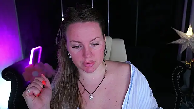 Snapshot of KiraCandyS chatting on 7, 5, 2026 KiraCandyS online show from 7, 5, 2026