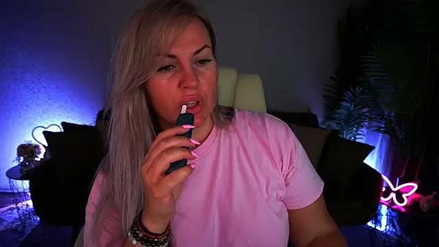Snapshot of KiraCandyS chatting on 26, 6, 2026 KiraCandyS online show from 26, 6, 2026