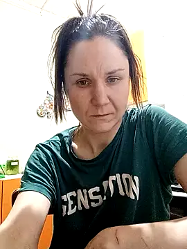 Holly Bette online show from 4, 2, 2025