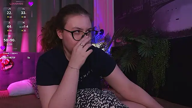 Snapshot of Mia__Peach chatting on 8, 12, 2024 Mia Peach online show from 8, 12, 2024