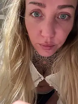 Snapshot of ElenaHaze chatting on 8, 1, 2025 ElenaHaze online show from 8, 1, 2025