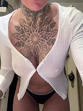 Snapshot of ElenaHaze chatting on 1, 2, 2025 ElenaHaze online show from 1, 2, 2025