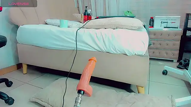 Snapshot of EmilyySaenz chatting on 6, 3, 2025 EmilyySaenz online show from 6, 3, 2025