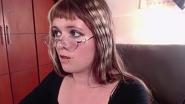 NEXT DOOR GIRL  online show from 8, 11, 2025