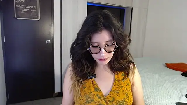 Snapshot of mariana124- chatting on 24, 11, 2025 mariana124- online show from 24, 11, 2025