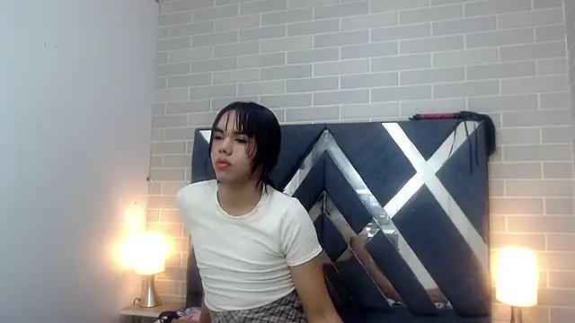 Snapshot of AndreaGil_ chatting on 5, 2, 2025 AndreaGil online show from 5, 2, 2025