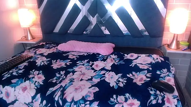 Snapshot of AndreaGil_ chatting on 7, 2, 2025 AndreaGil online show from 7, 2, 2025