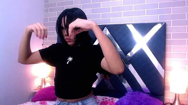 Snapshot of AndreaGil_ chatting on 14, 2, 2025 AndreaGil online show from 14, 2, 2025