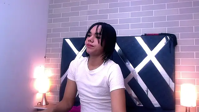 Snapshot of AndreaGil_ chatting on 15, 2, 2025 AndreaGil online show from 15, 2, 2025