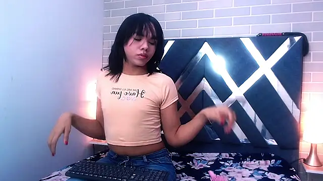 Snapshot of AndreaGil_ chatting on 24, 2, 2025 AndreaGil online show from 24, 2, 2025