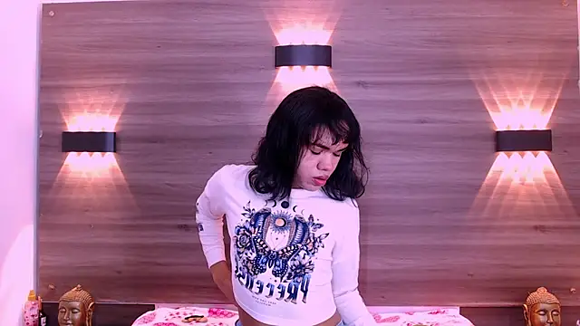 Snapshot of AndreaGil_ chatting on 8, 9, 2025 AndreaGil online show from 8, 9, 2025