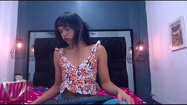 Snapshot of AndreaGil_ chatting on 12, 9, 2025 AndreaGil online show from 12, 9, 2025