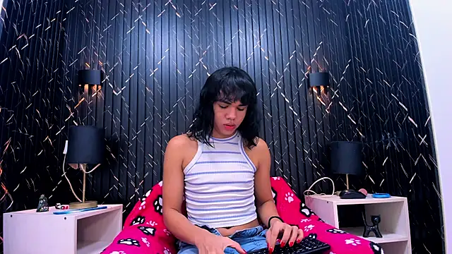 Snapshot of AndreaGil_ chatting on 10, 10, 2025 AndreaGil online show from 10, 10, 2025