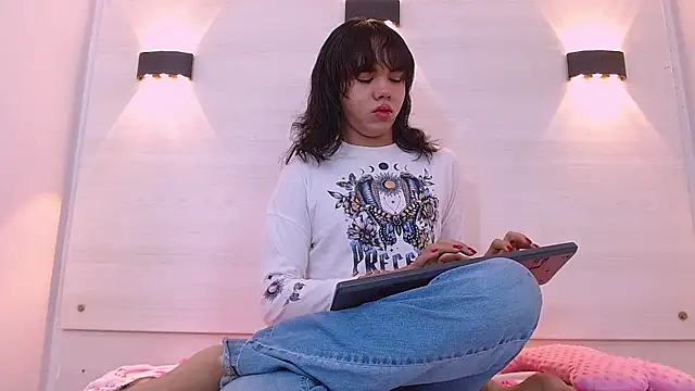 Snapshot of AndreaGil_ chatting on 8, 11, 2025 AndreaGil online show from 8, 11, 2025