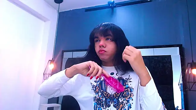 Snapshot of AndreaGil_ chatting on 18, 12, 2025 AndreaGil online show from 18, 12, 2025